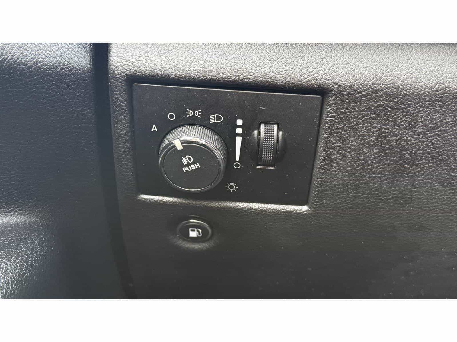 2014 Jeep Grand Cherokee Limited - Image 15